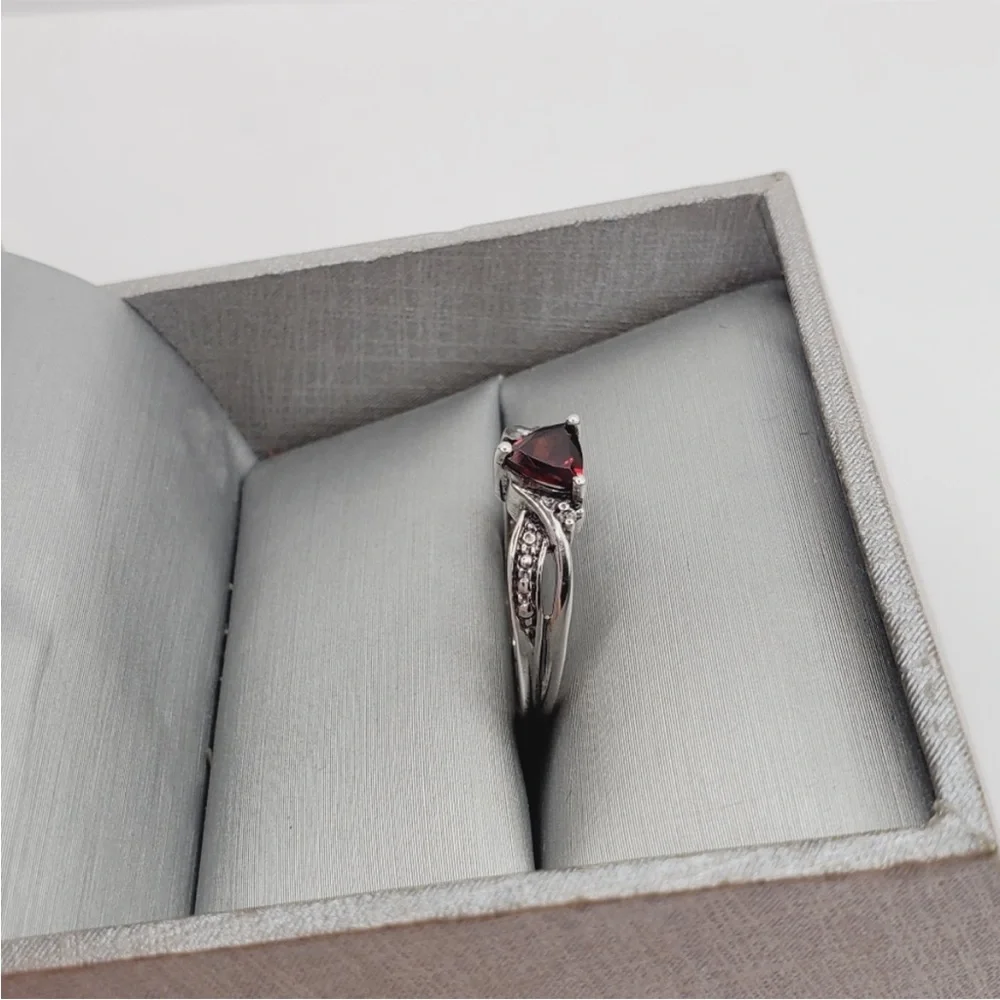 Genuine Trillion Garnet 925 Sterling Silver Twist Design Ring